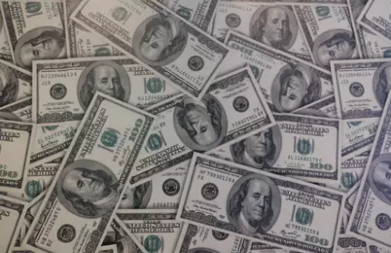 Dólar fecha dia em alta de 0,25% com ruído político, mas cai 1,97% na semana